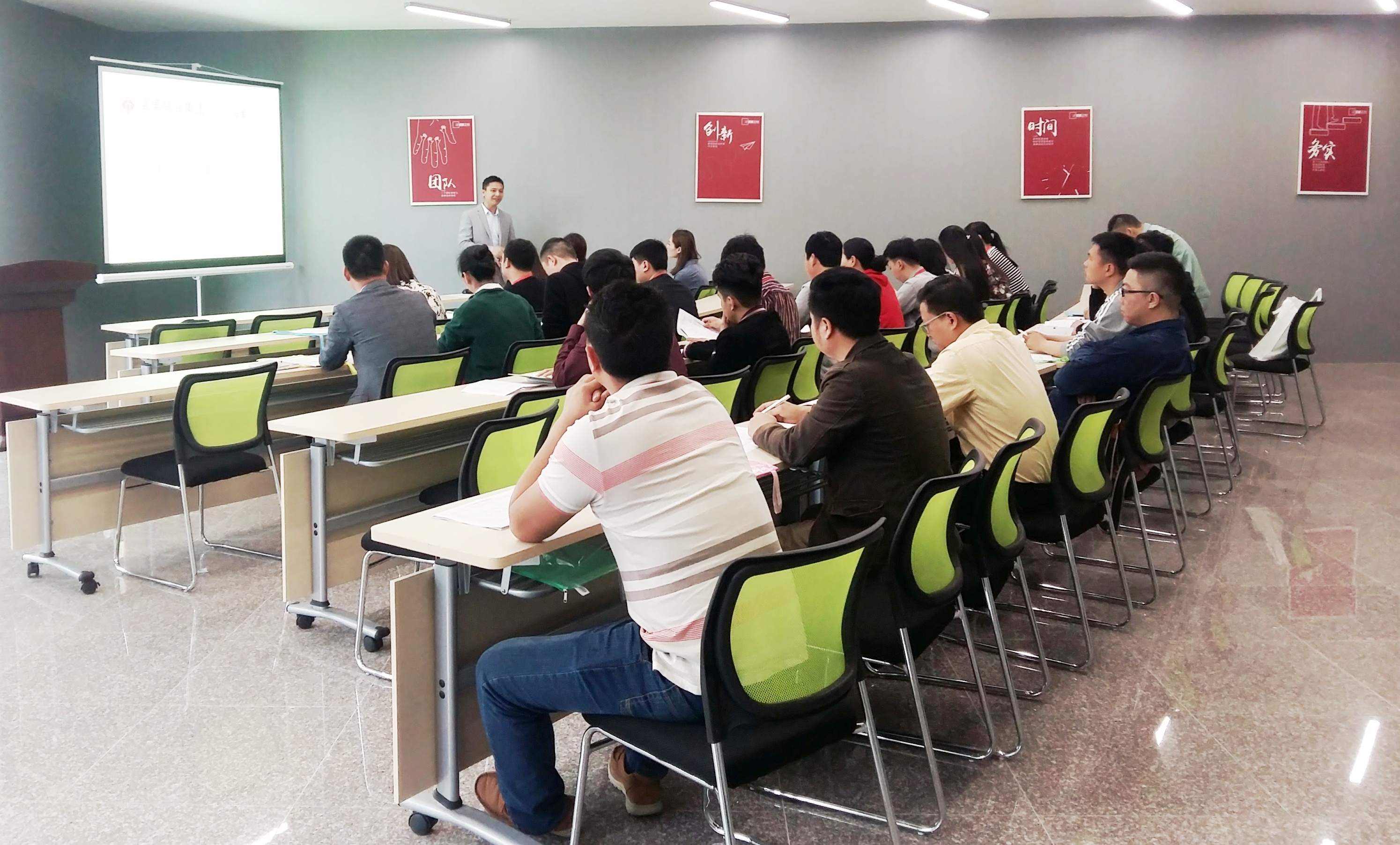 堅(jiān)美定制2018年首屆加盟商培訓(xùn)完滿結(jié)束！